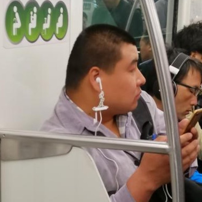 10 Potret lucu orang pakai earphone ini bikin susah nahan senyum