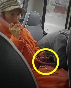 10 Potret lucu orang pakai earphone ini bikin susah nahan senyum