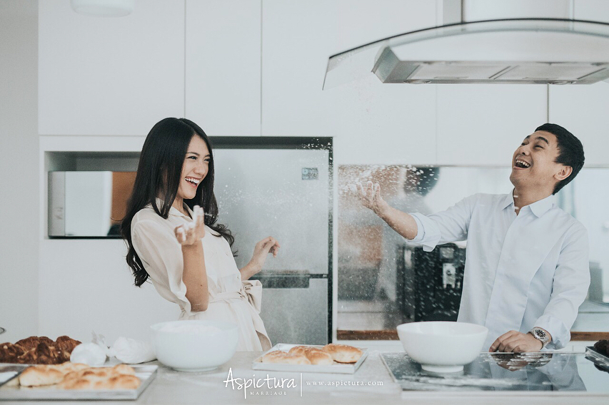 Gaya 10 seleb pemotretan di dapur, simpel tapi elegan