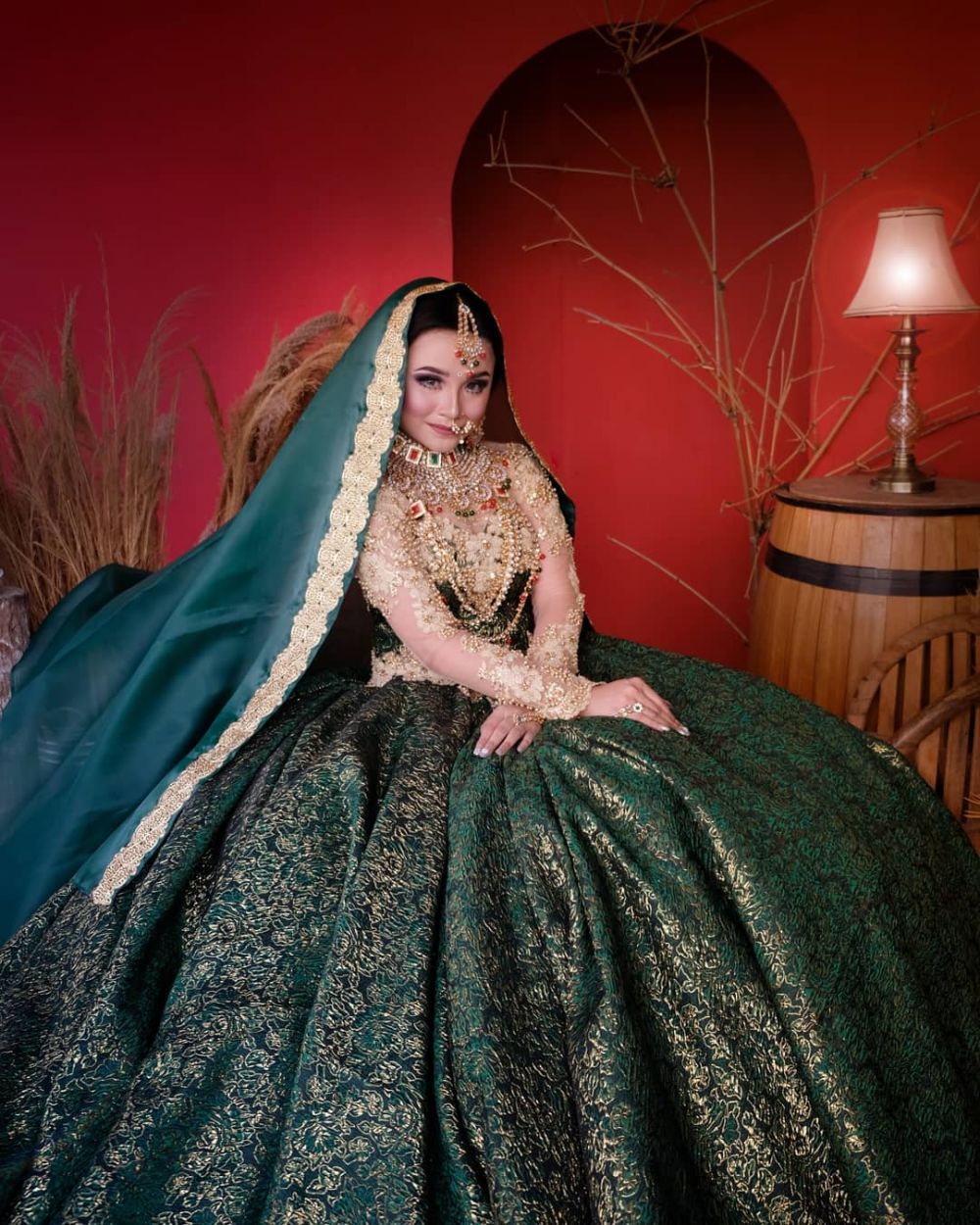 8 Gaya pemotretan Tasya Rosmala pakai baju pengantin India, memesona
