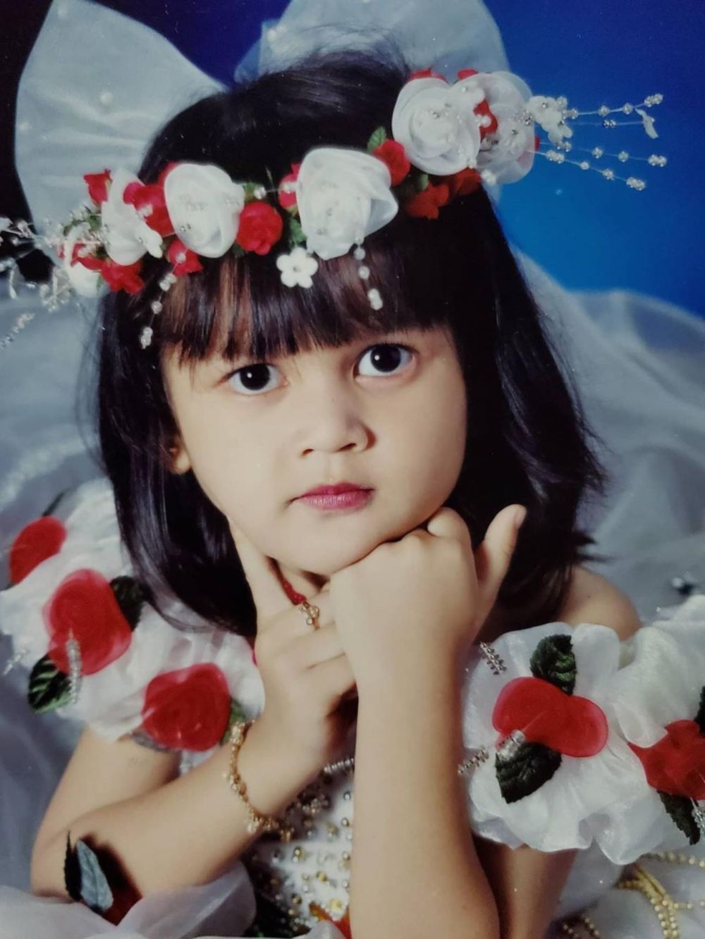 10 Potret masa kecil Cut Meyriska, senyumannya khas banget