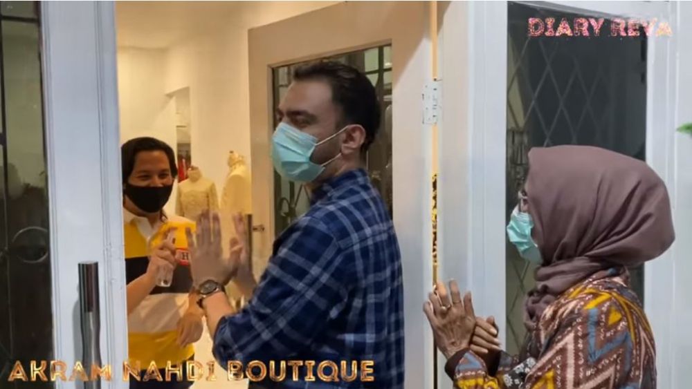 10 Momen Reza D'Academy fitting baju pernikahan, curi perhatian