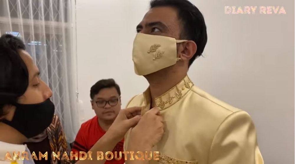 10 Momen Reza D'Academy fitting baju pernikahan, curi perhatian