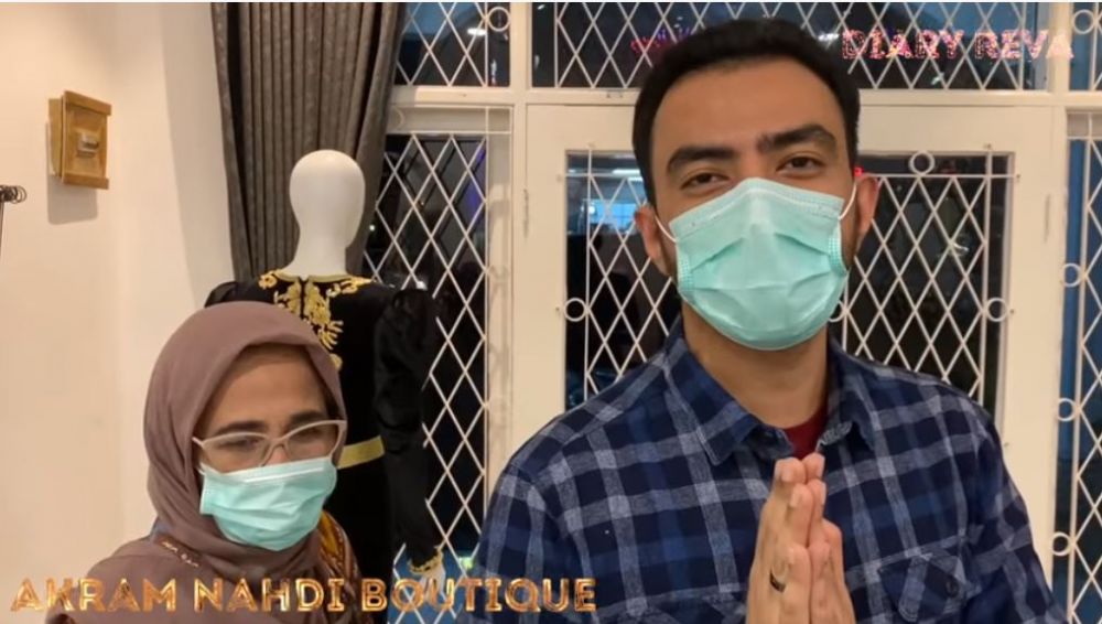 10 Momen Reza D'Academy fitting baju pernikahan, curi perhatian