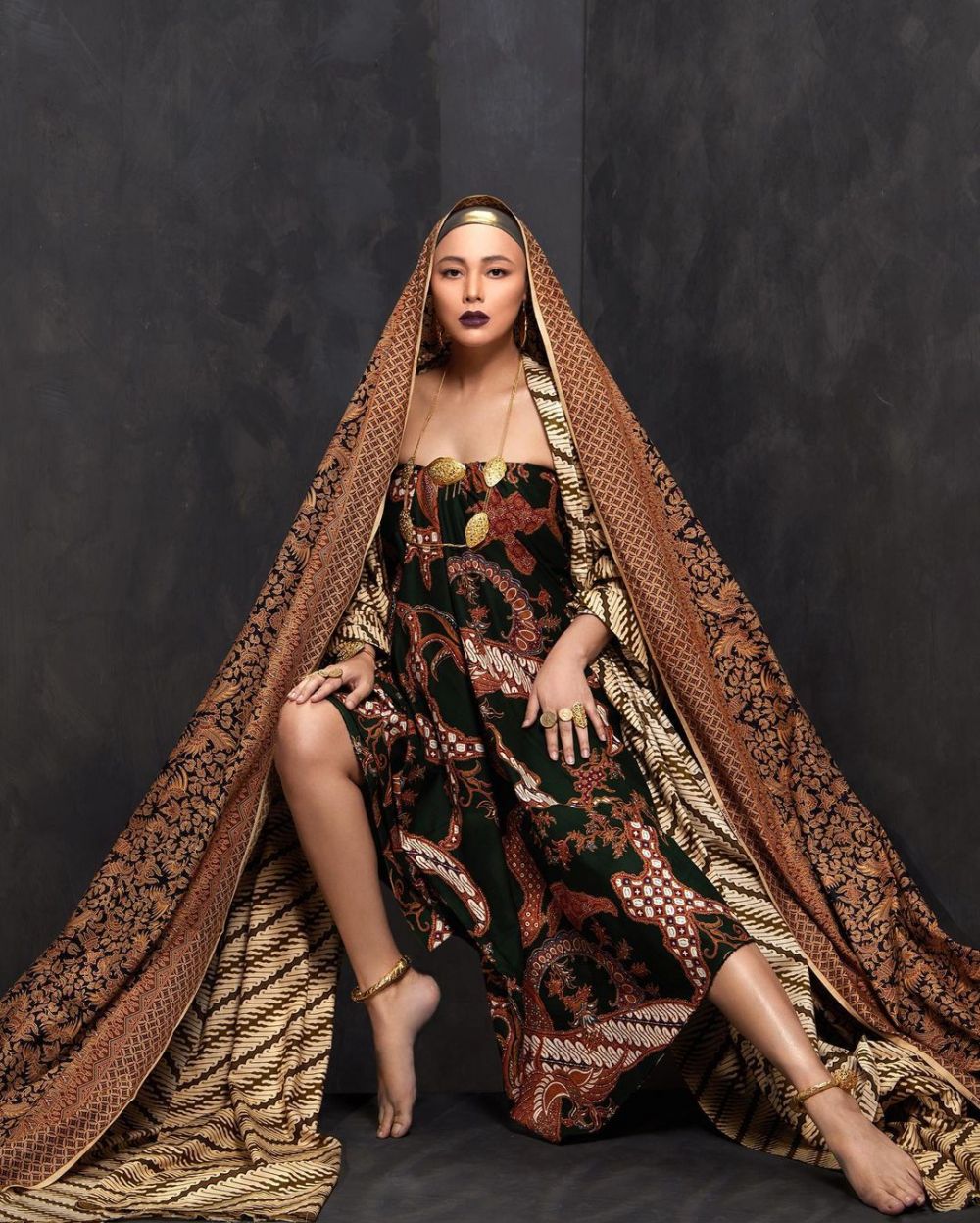 10 Potret maternity Whulandary Herman, anggun dengan kain batik