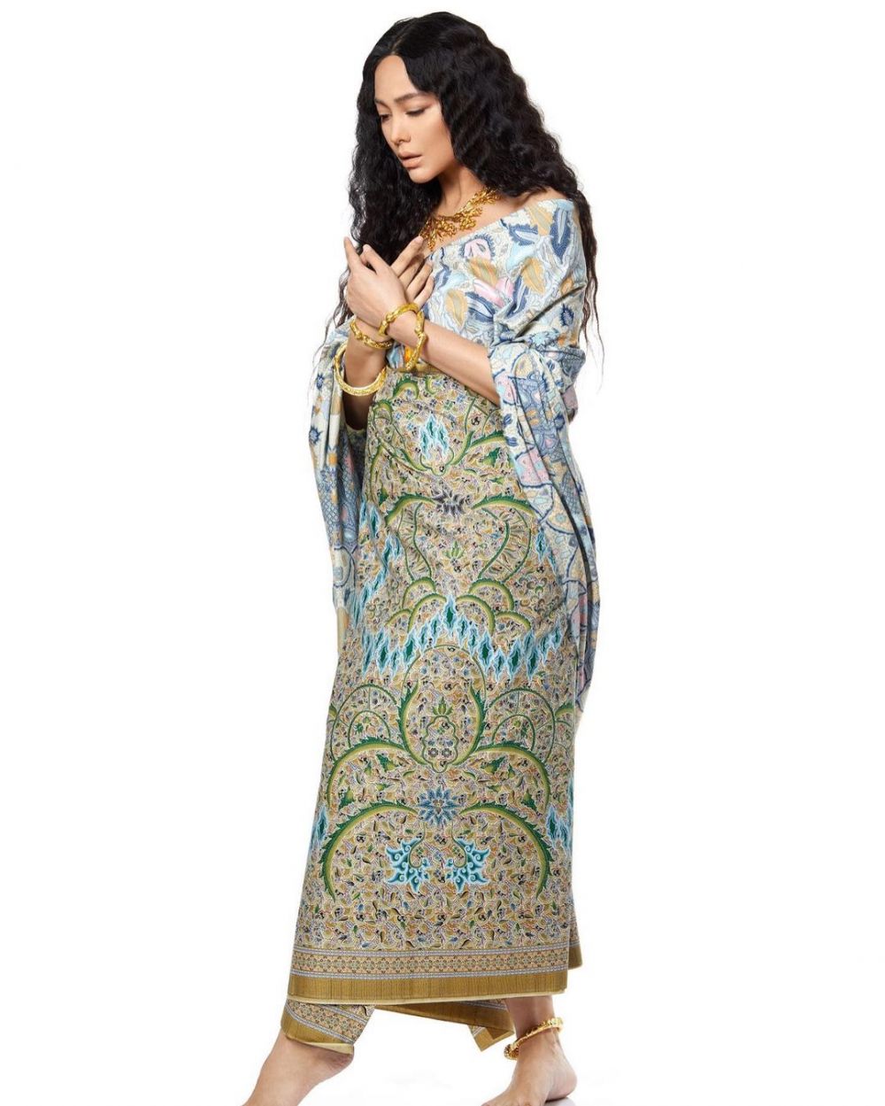 10 Potret maternity Whulandary Herman, anggun dengan kain batik