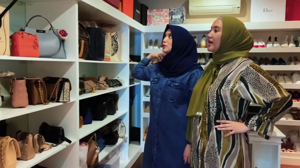 10 Potret walk in closet Citra Kirana, koleksinya mirip butik