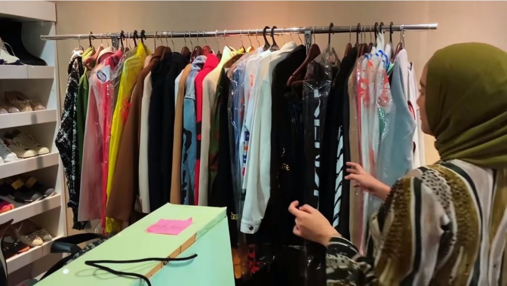 10 Potret walk in closet Citra Kirana, koleksinya mirip butik