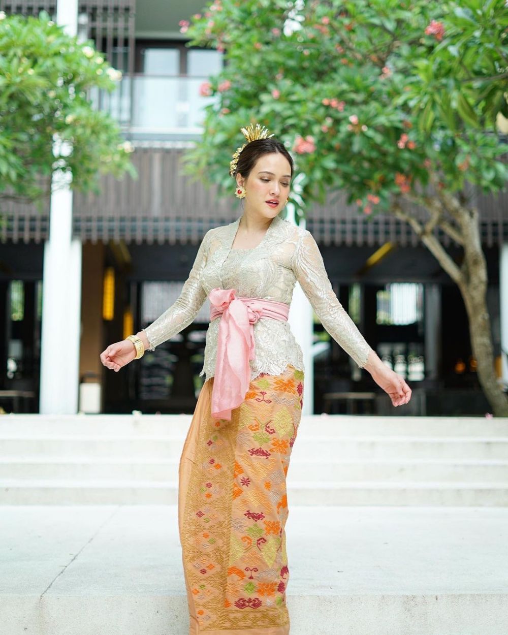 10 Pesona Shandy Aulia pakai kebaya Bali, auranya terpancar
