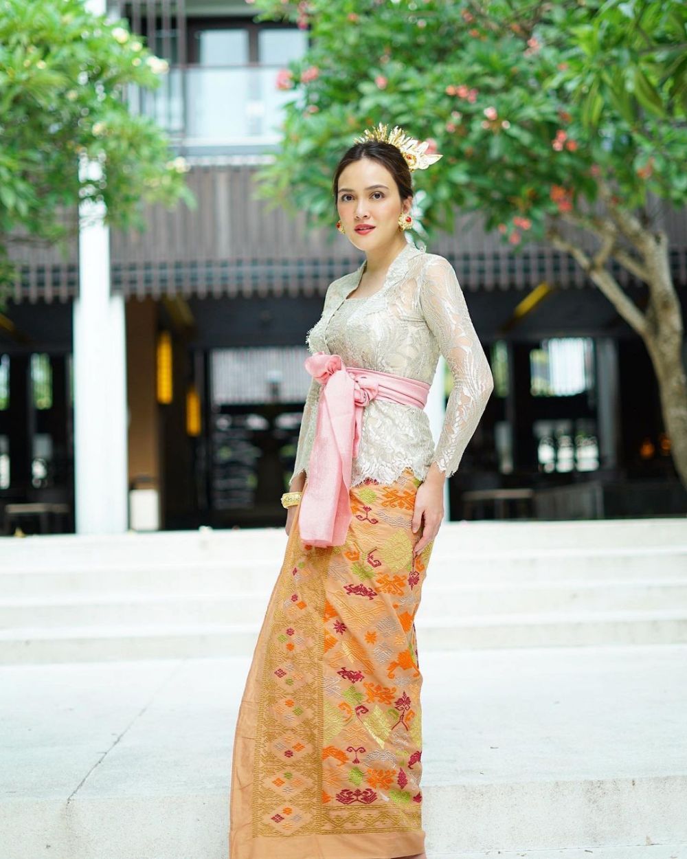 10 Pesona Shandy Aulia pakai kebaya Bali, auranya terpancar