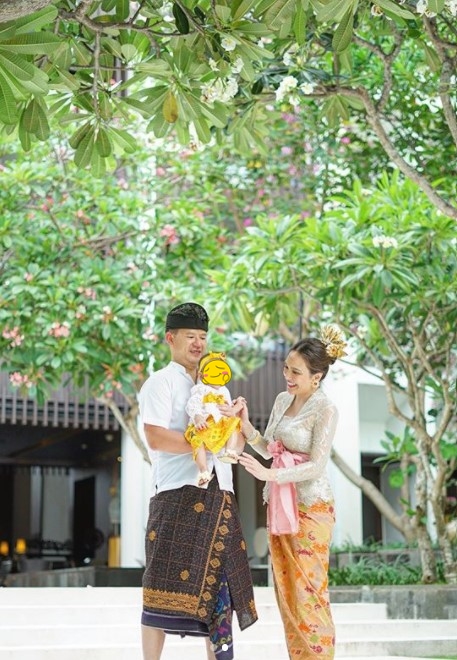 10 Pesona Shandy Aulia pakai kebaya Bali, auranya terpancar