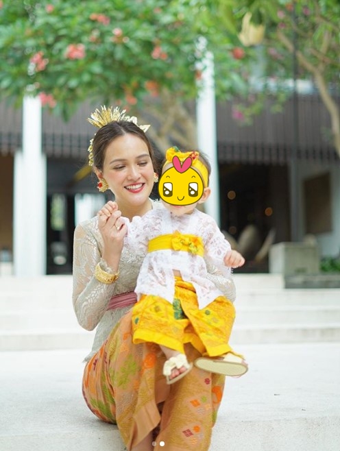 10 Pesona Shandy Aulia pakai kebaya Bali, auranya terpancar