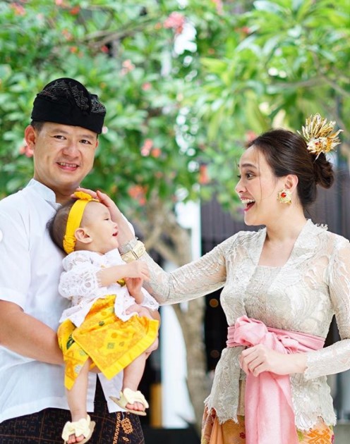 10 Pesona Shandy Aulia pakai kebaya Bali, auranya terpancar