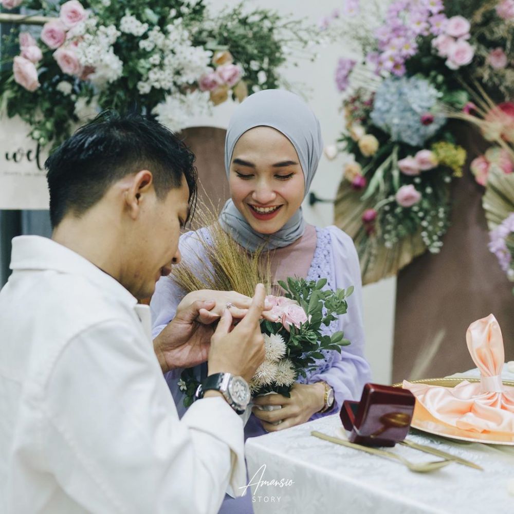 10 Momen manis anniversary ke-1 Angga Putra 'Anak Band' dan istri