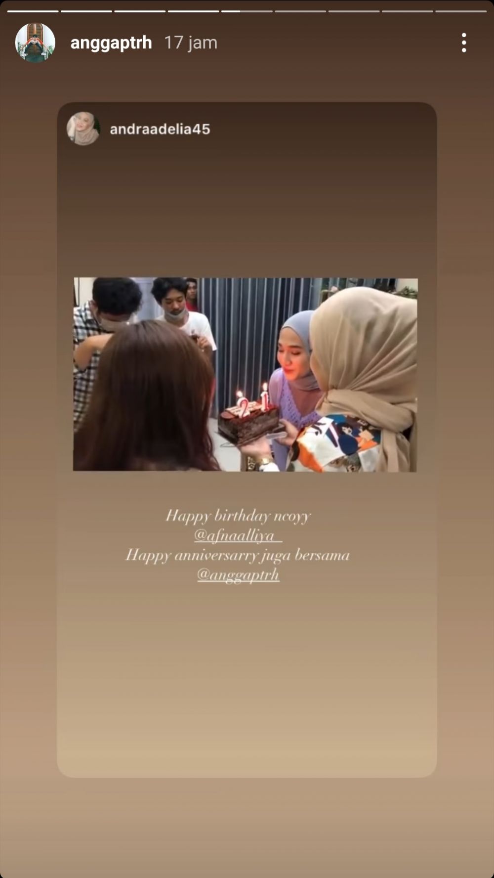 10 Momen manis anniversary ke-1 Angga Putra 'Anak Band' dan istri