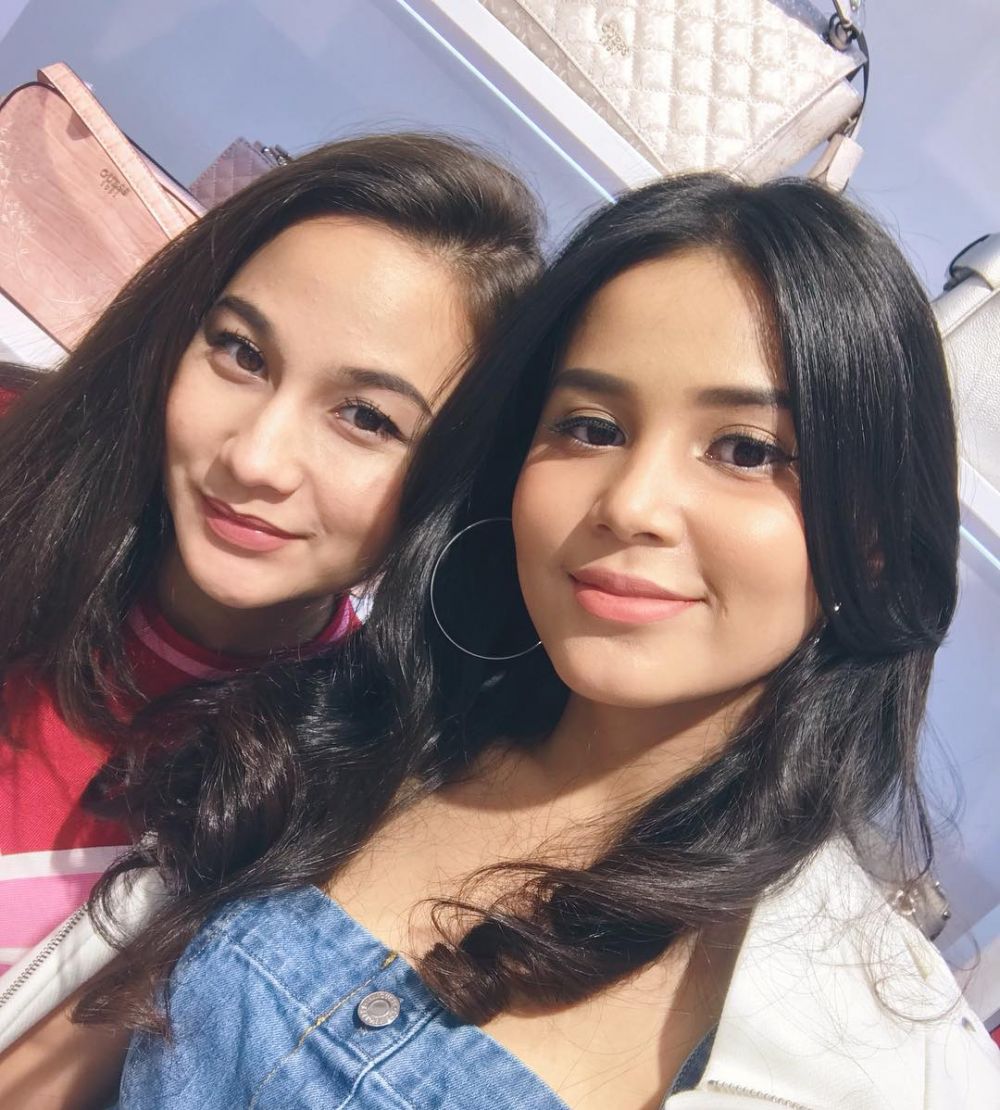 10 Potret kompak Yunita Siregar dan Celline Meliana, bak kakak beradik