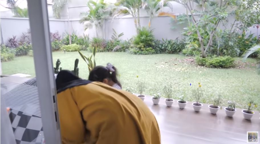 10 Penampakan rumah sementara Zaskia Sungkar, penuh koleksi tanaman