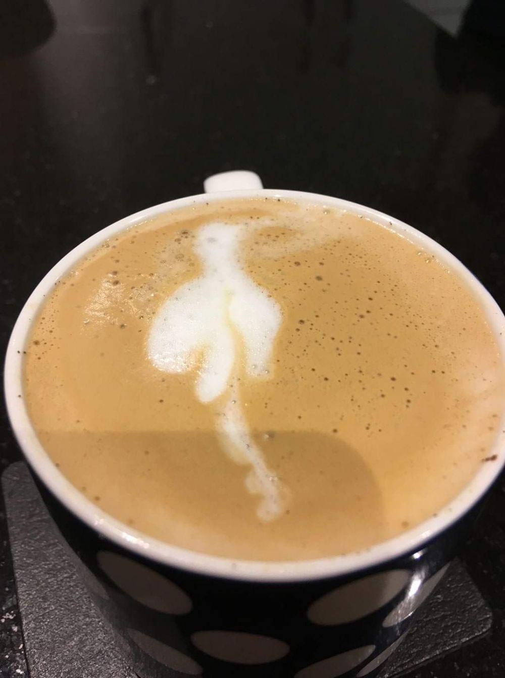 15 Kejadian tak disengaja di gelas kopi ini hasilnya keren