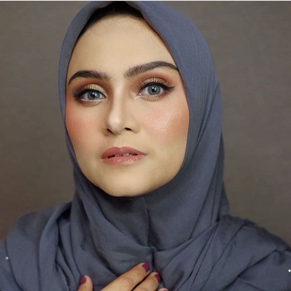 Biasa tampil natural, ini 10 potret Zee Zee Shahab pakai makeup tebal