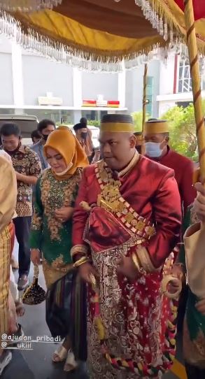 10 Momen pernikahan Akbar 'Ajudan Pribadi', usung adat Bugis