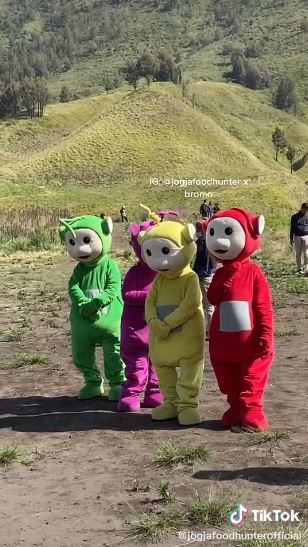 Sepi pengunjung, aksi badut Teletubbies di Gunung Bromo bikin terenyuh