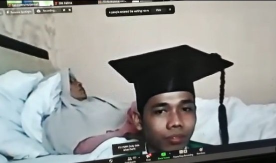 Temani ibunya yang sakit, momen pria wisuda online ini bikin haru