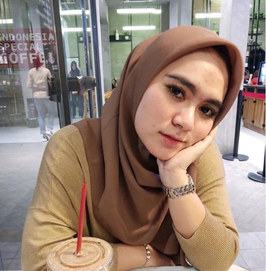 7 Potret Dewi Amalia, istri Ajudan Pribadi yang memesona