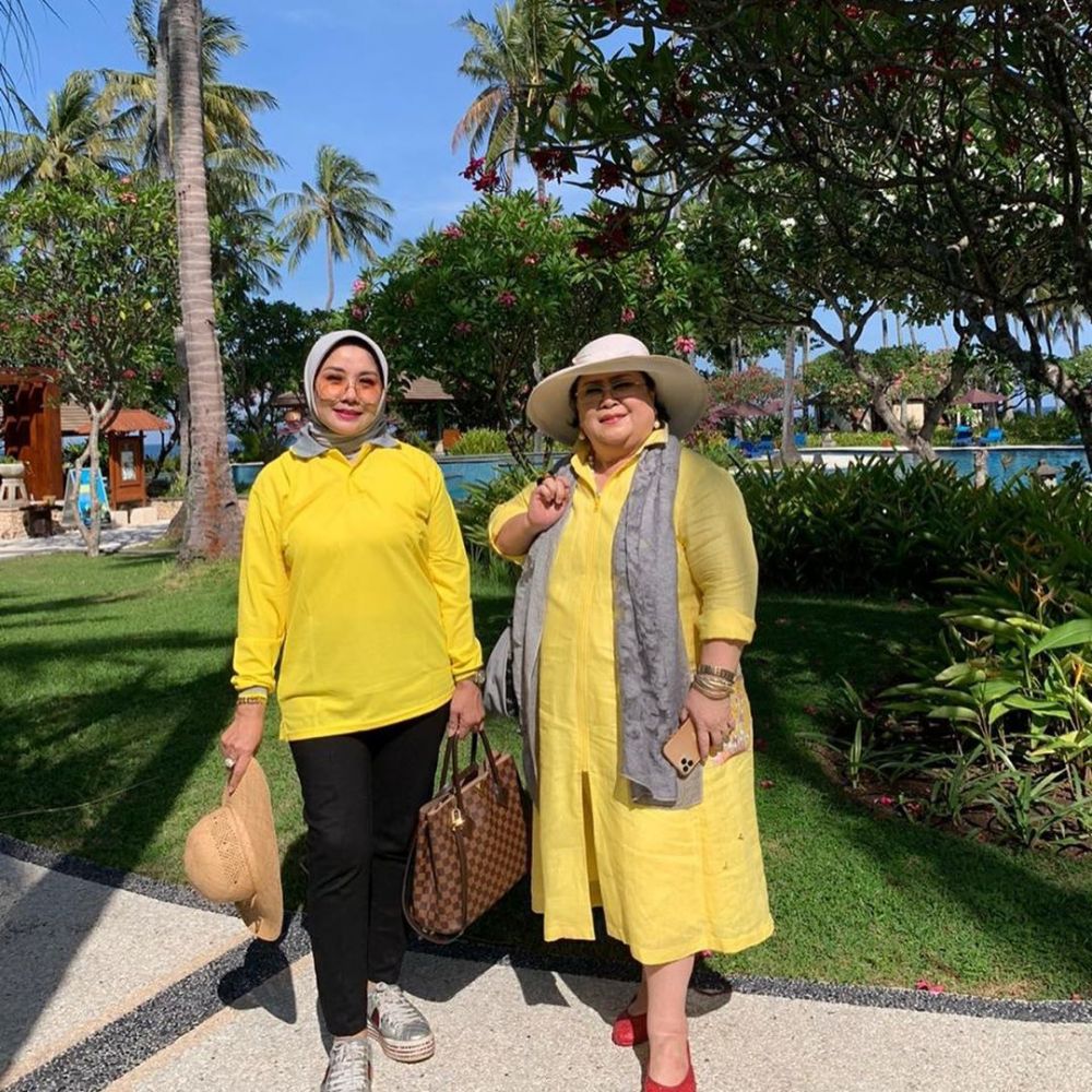 10 Momen liburan ibunda Nikita Willy dan besan, kompak abis