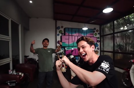 10 Potret garasi Wendy Cagur, penuh koleksi sepeda motor