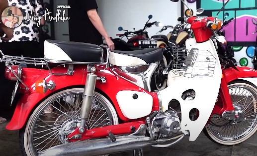 10 Potret garasi Wendy Cagur, penuh koleksi sepeda motor