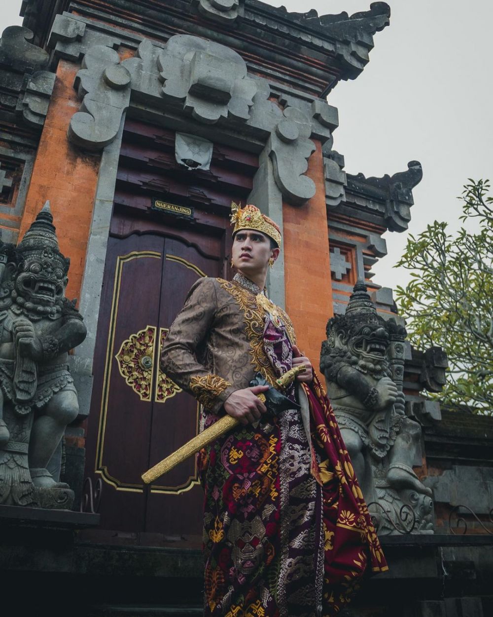 7 Potret Verrell Bramasta pakai baju adat Bali, gagah & memesona