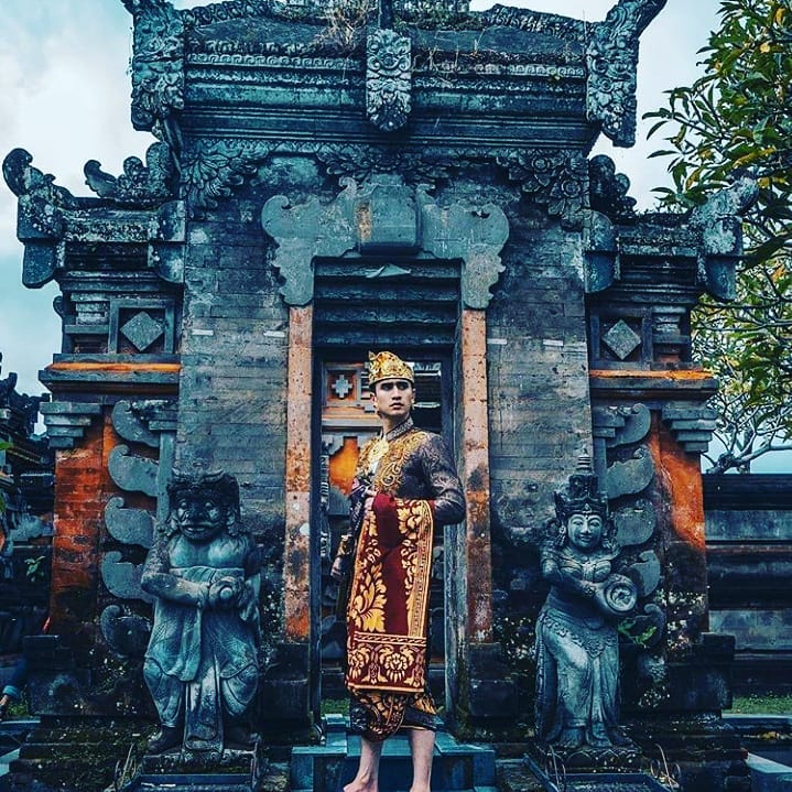 7 Potret Verrell Bramasta pakai baju adat Bali, gagah & memesona