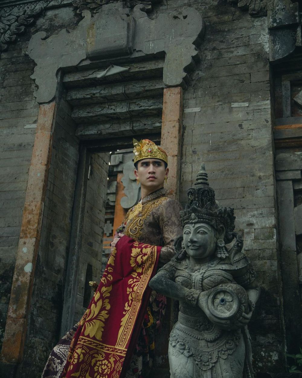 7 Potret Verrell Bramasta pakai baju adat Bali, gagah & memesona