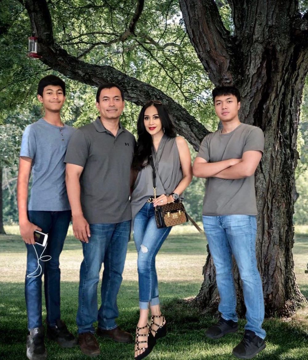 Momen kedekatan 6 Bidadari Warkop DKI bareng anaknya