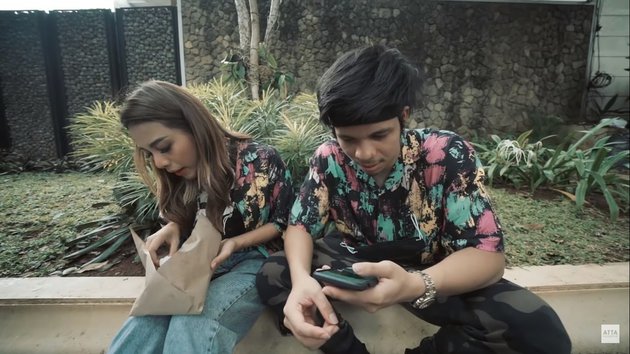 9 Momen Atta Halilintar dan Aurel Hermansyah jajan di pinggir jalan