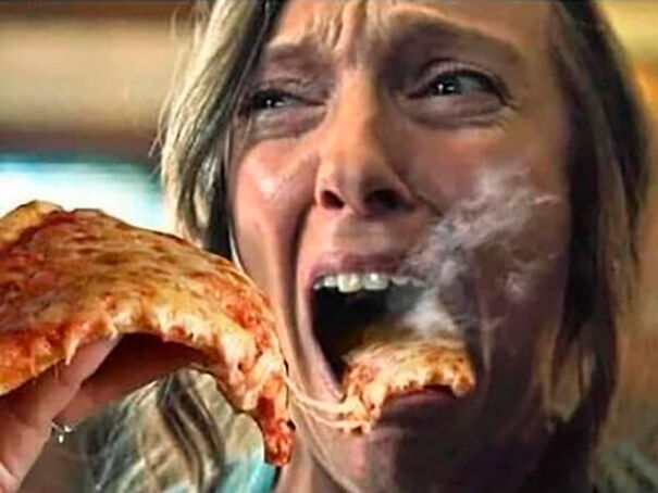 10 Editan foto tokoh film horor makan pizza, gagal seram