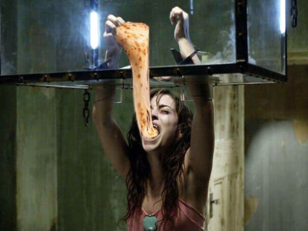 10 Editan foto tokoh film horor makan pizza, gagal seram