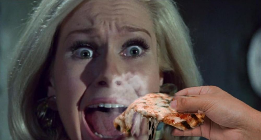 10 Editan foto tokoh film horor makan pizza, gagal seram