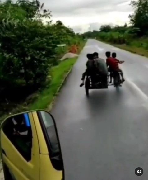 Viral rombongan anak kecil naik gerobak di jalan raya, endingnya apes