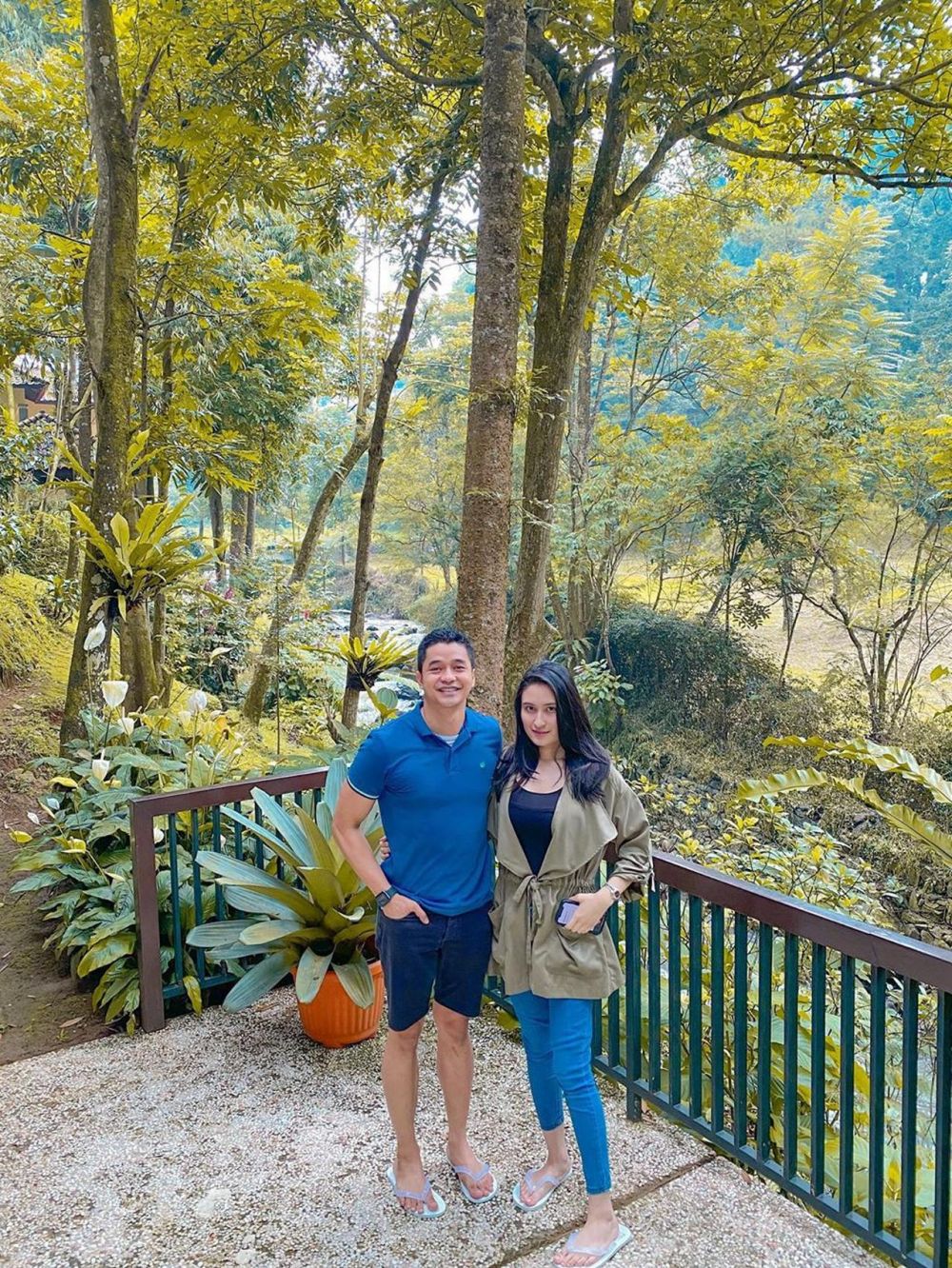 Momen 8 pasang seleb bulan madu di tengah pandemi, romantis abis