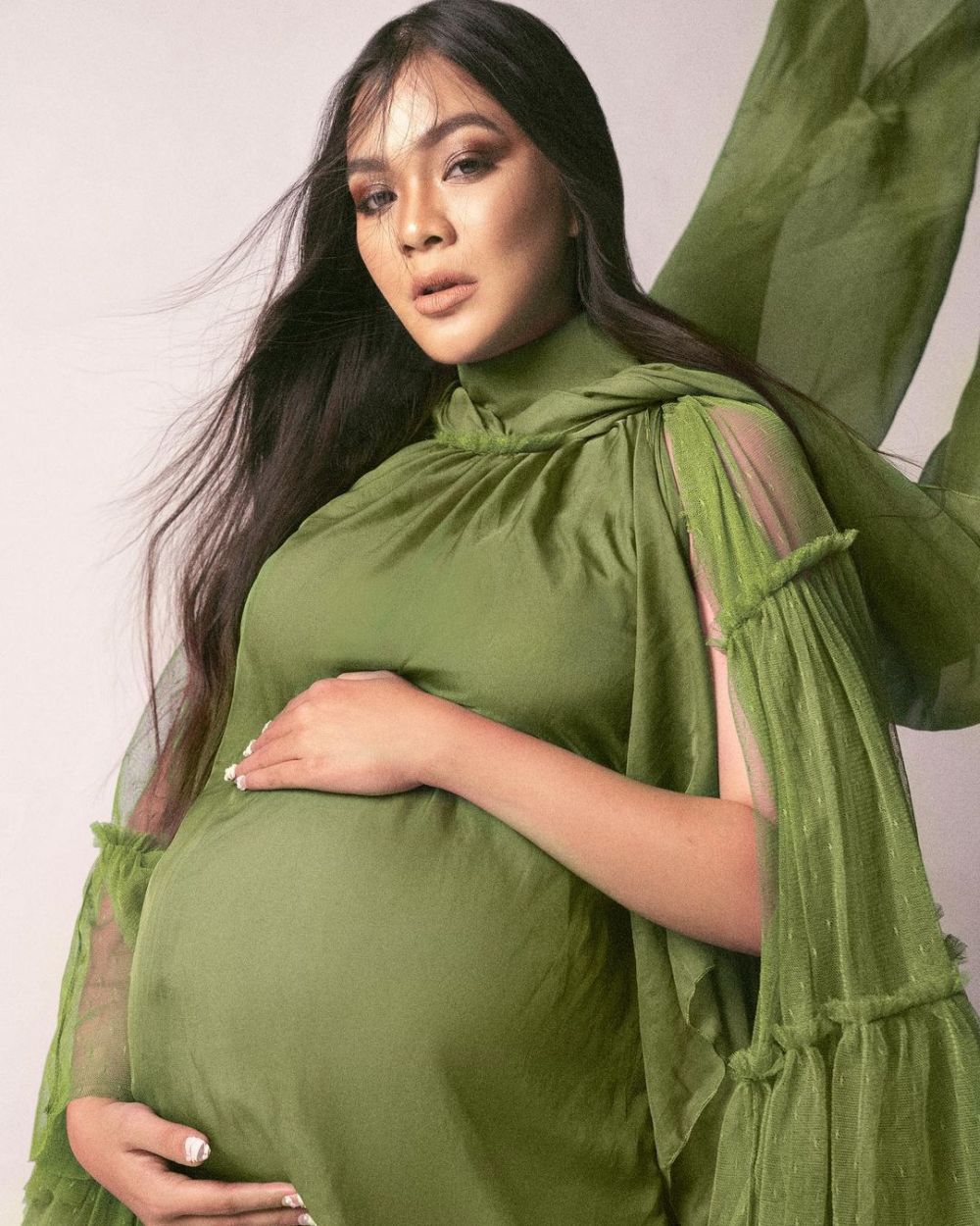 6 Potret maternity terbaru Kezia Warouw, ngidam jadi Gigi Hadid