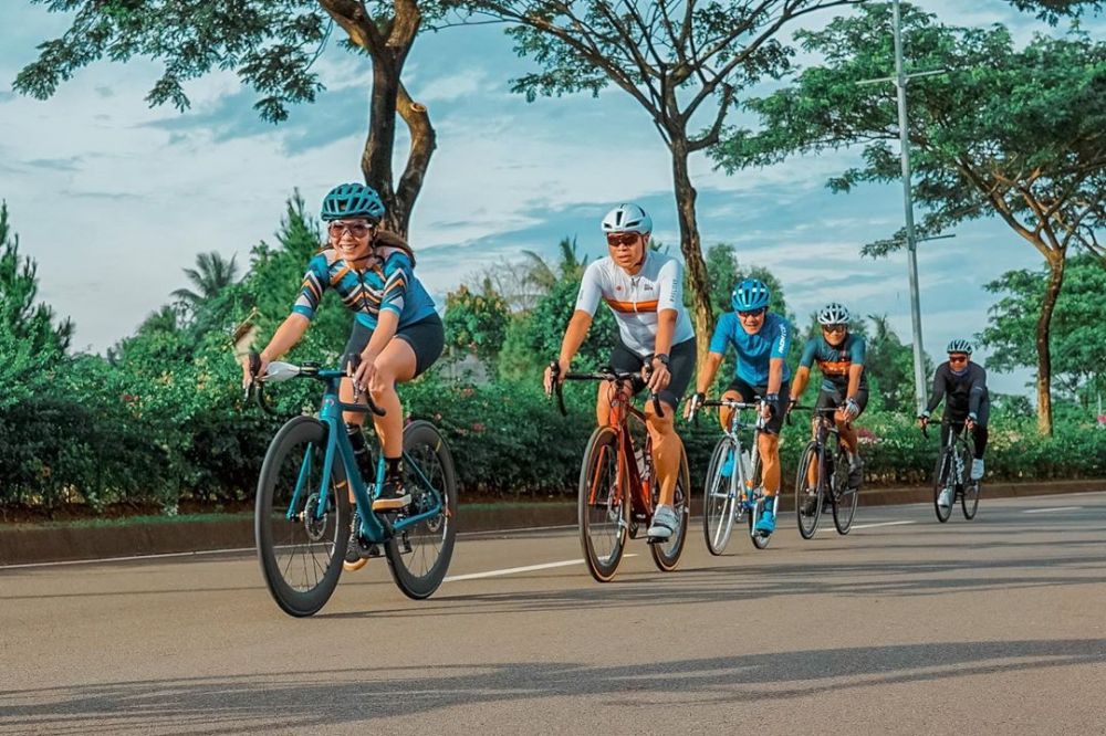 10 Pesona Gisel saat bersepeda road bike, gayanya curi perhatian