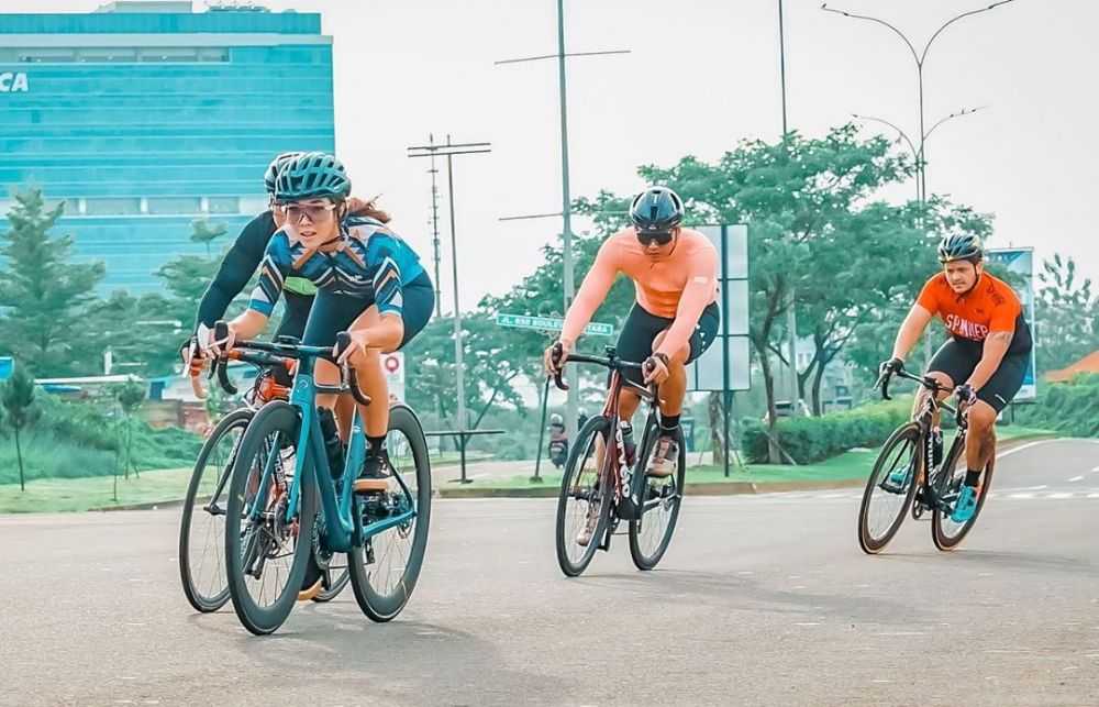 10 Pesona Gisel saat bersepeda road bike, gayanya curi perhatian