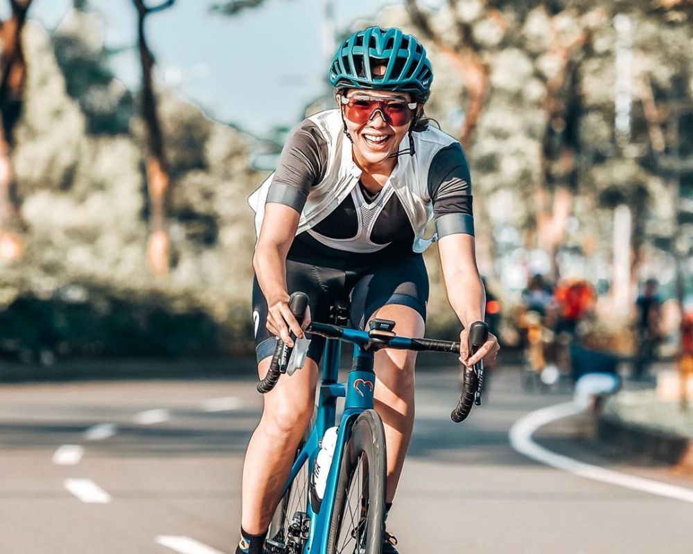 10 Pesona Gisel saat bersepeda road bike, gayanya curi perhatian
