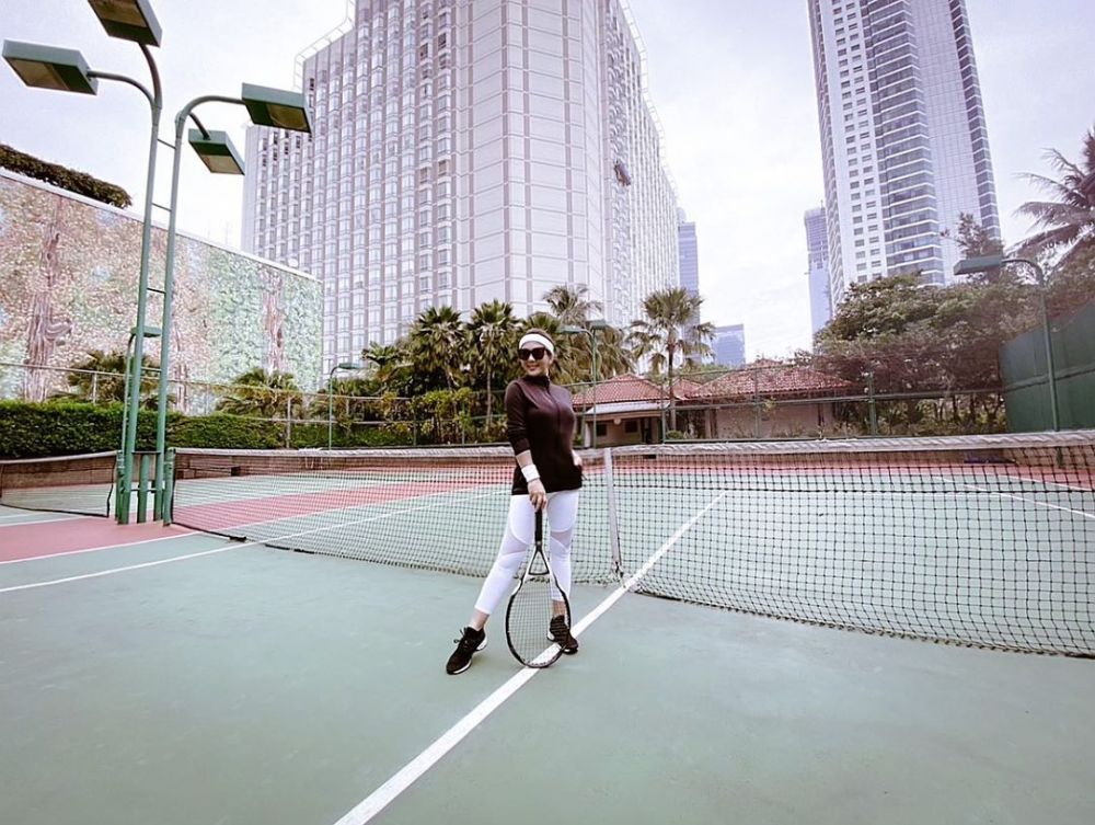 Gaya cetar Syahrini saat bermain tennis, harga leggingnya fantastis