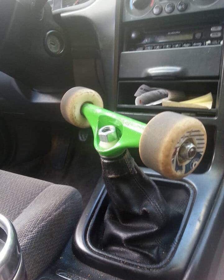 10 Bentuk tuas persneling mobil ini absurd, ada bentuk tangan