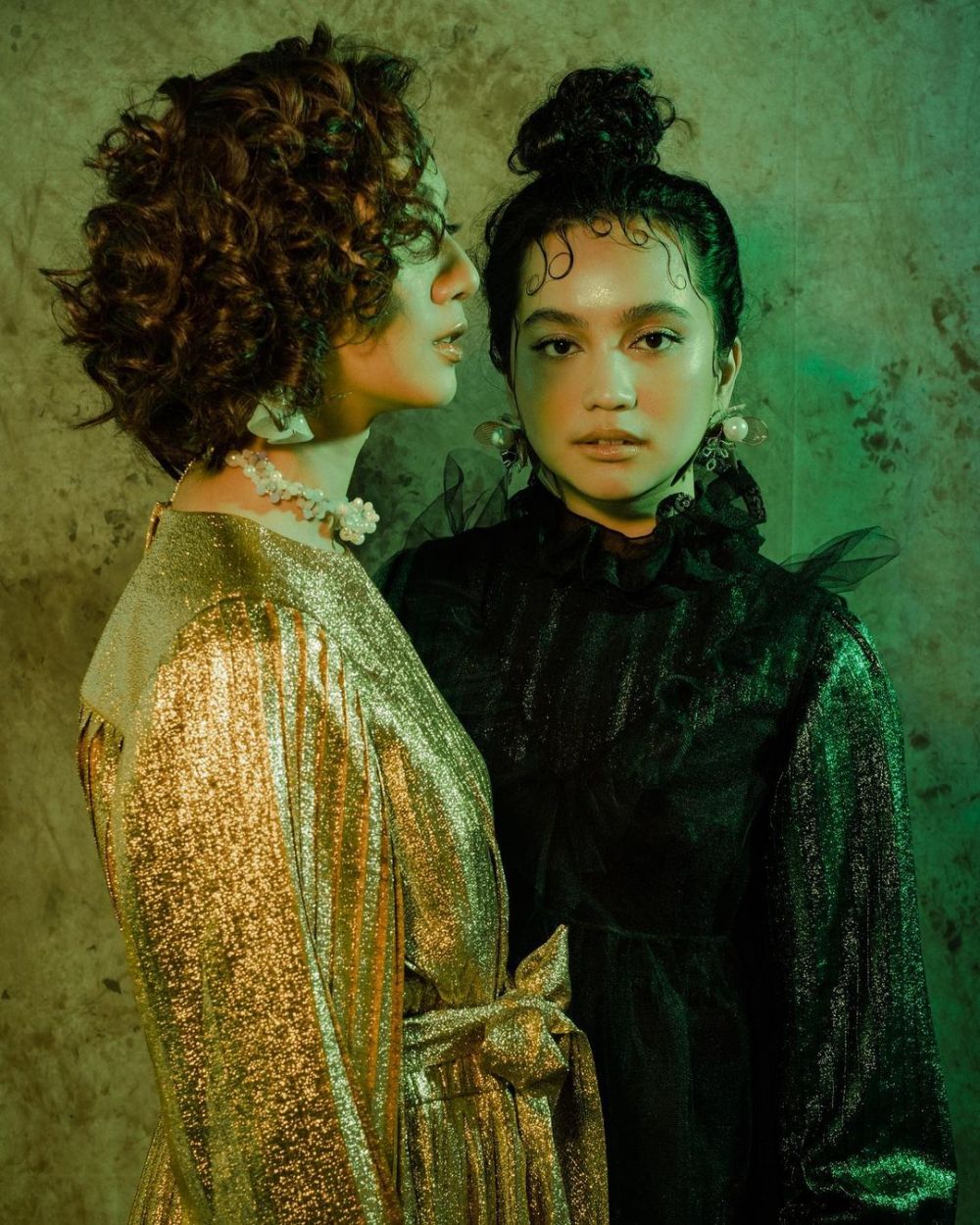 10 Gaya pemotretan Rachel Amanda & Sheila Dara bertema vintage, elegan