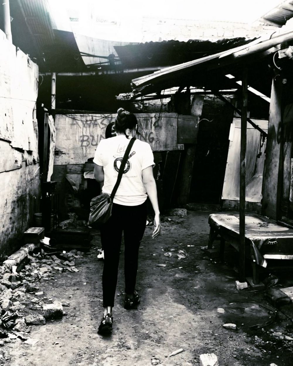 10 Potret Tamara Bleszynski lakukan aksi sosial, bagi nasi bungkus