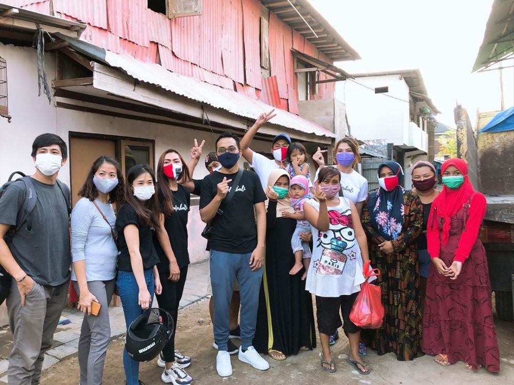 10 Potret Tamara Bleszynski lakukan aksi sosial, bagi nasi bungkus