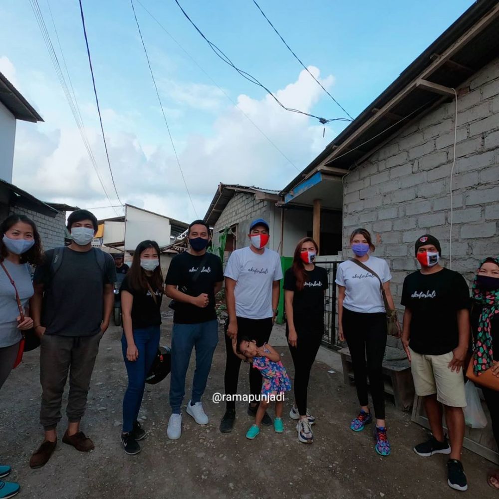 10 Potret Tamara Bleszynski lakukan aksi sosial, bagi nasi bungkus